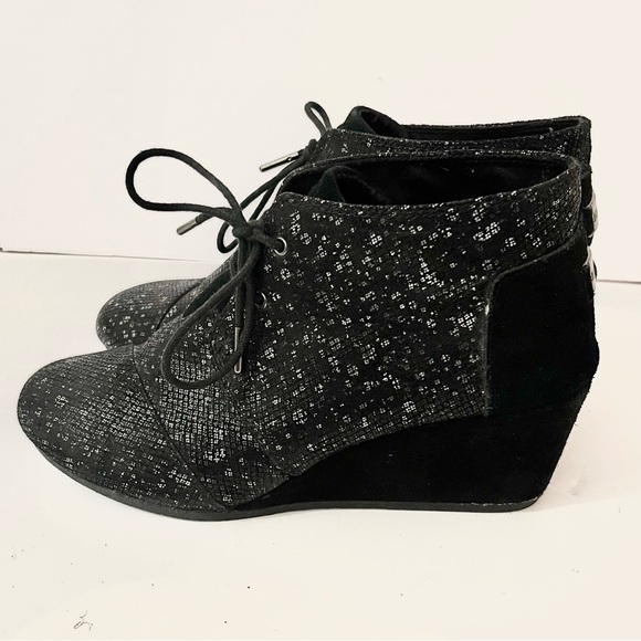 TOMS Desert Wedge Suede Heel Booties Black Shimmer Lace Up Ankle Boots Size 12 - Picture 3 of 13
